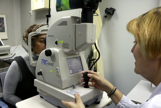 Patient undergoing a retinography in Barcelona's Vall d'Hebron hospital (by Laura Fíguls)
