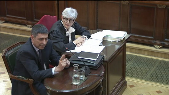 Former Catalan police chief Josep Lluís Trapero (left) and his lawyer in Spain's Supreme Court (by EFE)