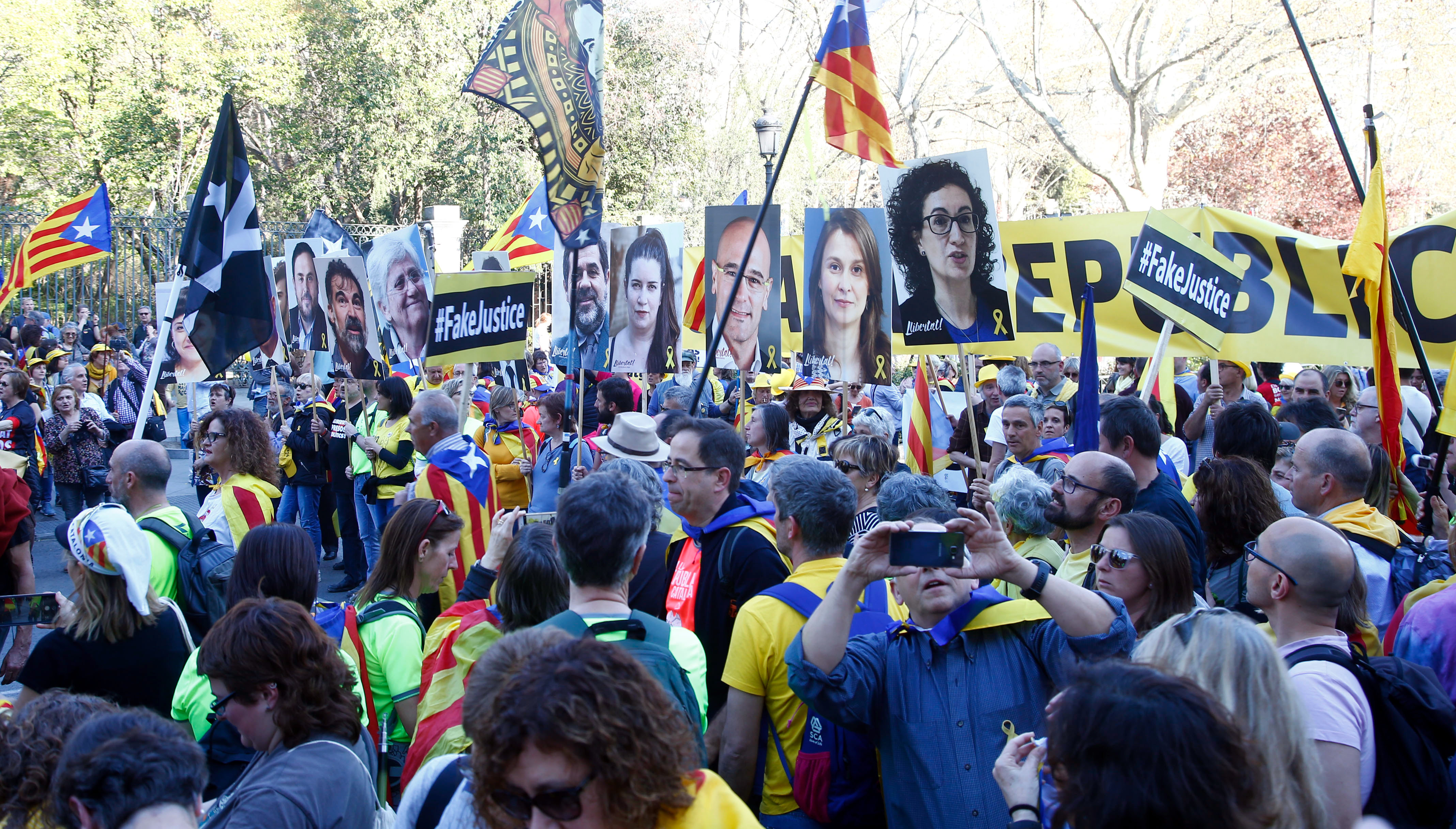 Demonstrators in Madrid protesting against independence trial (by Javier Barbancho)
