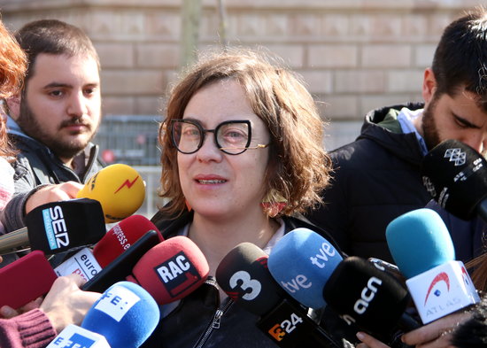Eulàlia Reguant speaks to the press in front of the Catalan High Court (by ACN)