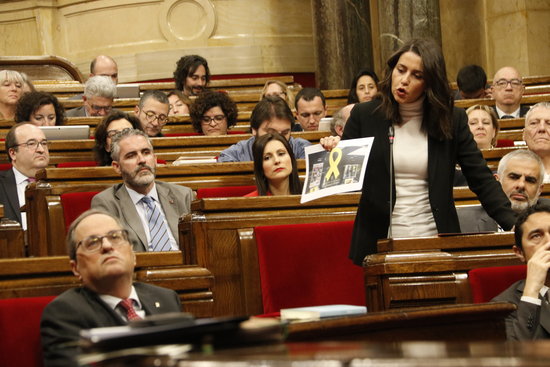 The leader of Ciutadans in Catalonia, Inés Arrimadas, holding a picture with a yellow ribbon in the Catalan parliament on March 20, 2019 (by Guillem Roset)