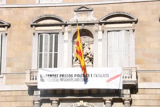 The new banner and ribbon that adorns the Catalan Government HQ with the same message as the yellow ribbon