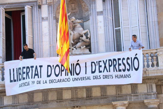 Banner hanging from the Catalan government headquarters, reading: “Freedom of opinion and expression. Article 19 of the Universal Declaration of Human Rights” (by Bernat Vilaró)