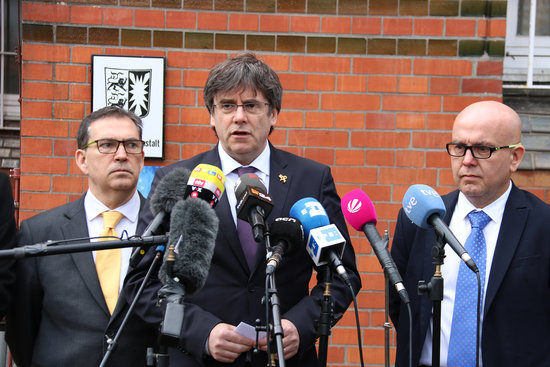 The Catalan former president, Carles Puigdemont, and two of his lawyers in Neumünster, Germany, on March 25, 2019 (by Natàlia Segura)
