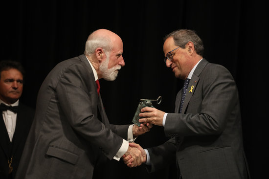 Catalan president Quim Torra (right) gives Catalonia International Prize to Google vice president Vinton Cerf (by ACN)