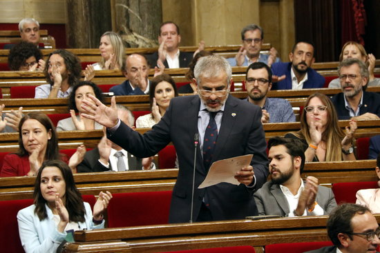 Ciutadans spokesperson Carlos Carrizosa in the Catalan parliament (by Pol Solà)