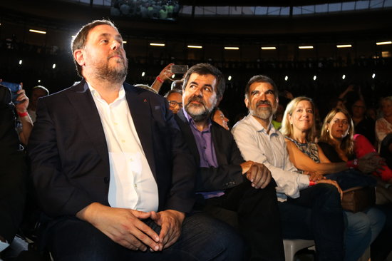 The candidate of pro-independence ERC in the Spanish election, Oriol Junqueras (left), and the top-candidate of Junts per Catalunya, Jordi Sànchez (center), both of them imprisoned in the Soto del Real prison (by Sílvia Jardí)