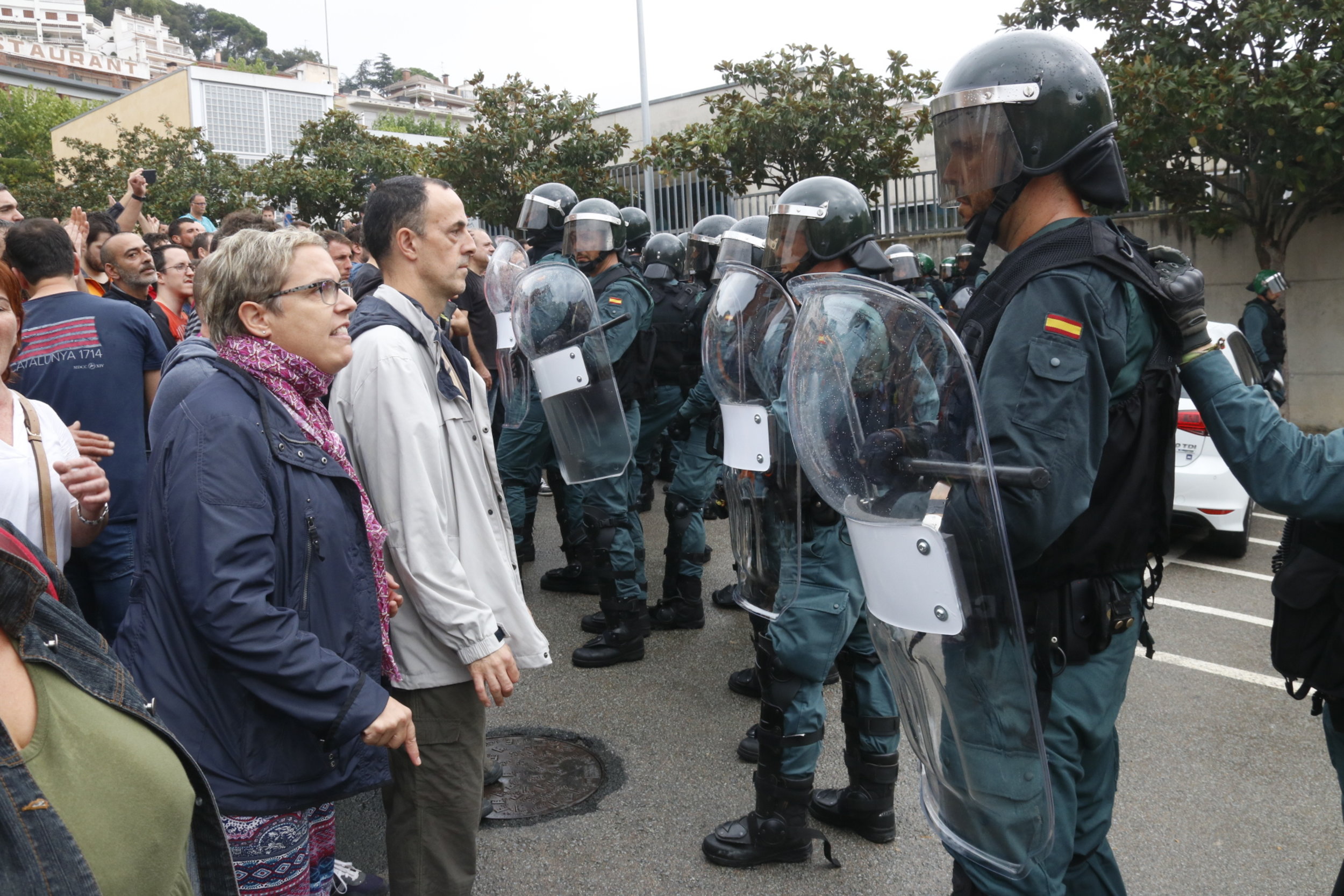 Spanish Guardia Civil officers face voters on referendum day (by Jordi Pujolar)
