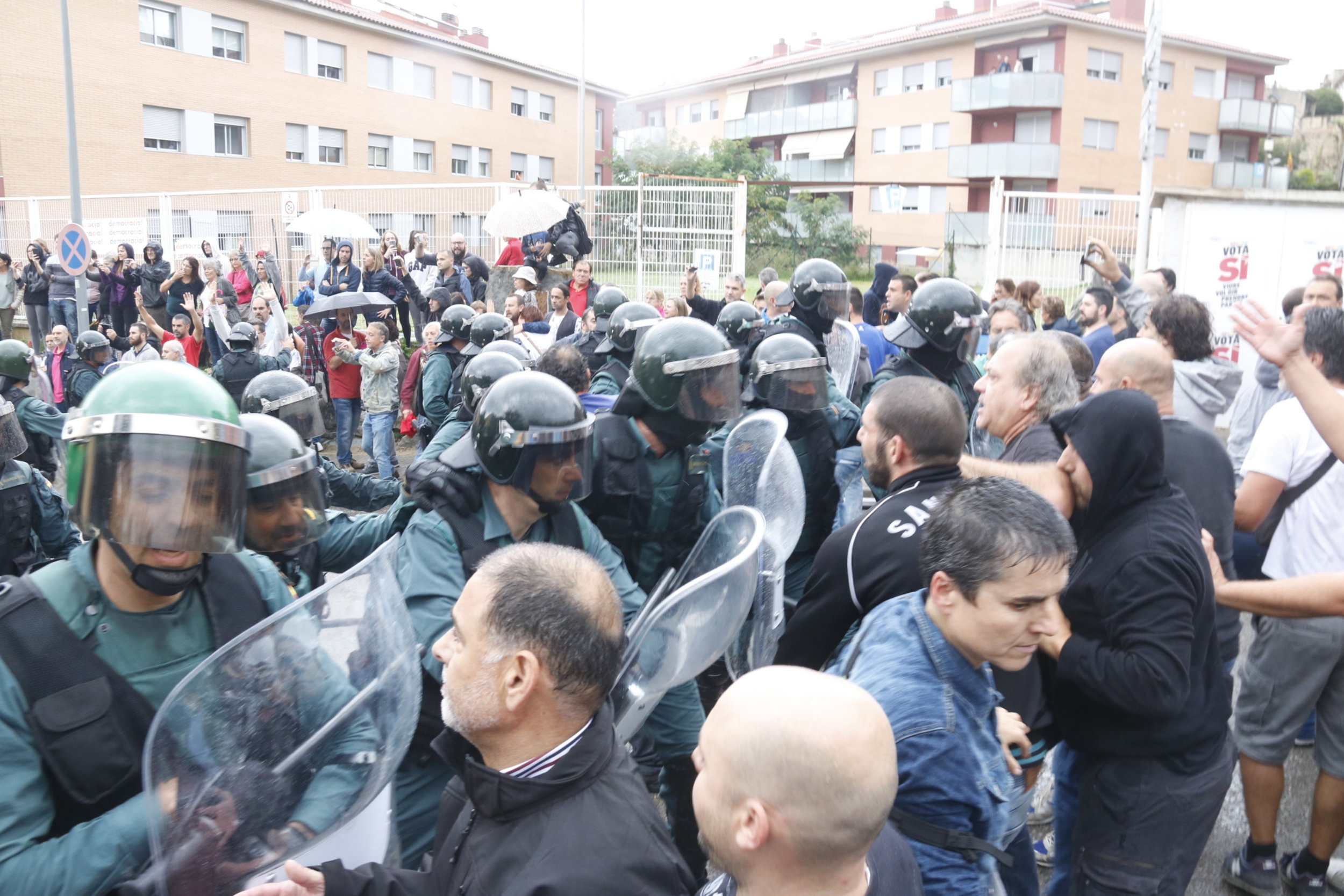 Spanish Guardia Civil police officers clash with voters on referendum day (by Jordi Pujolar)