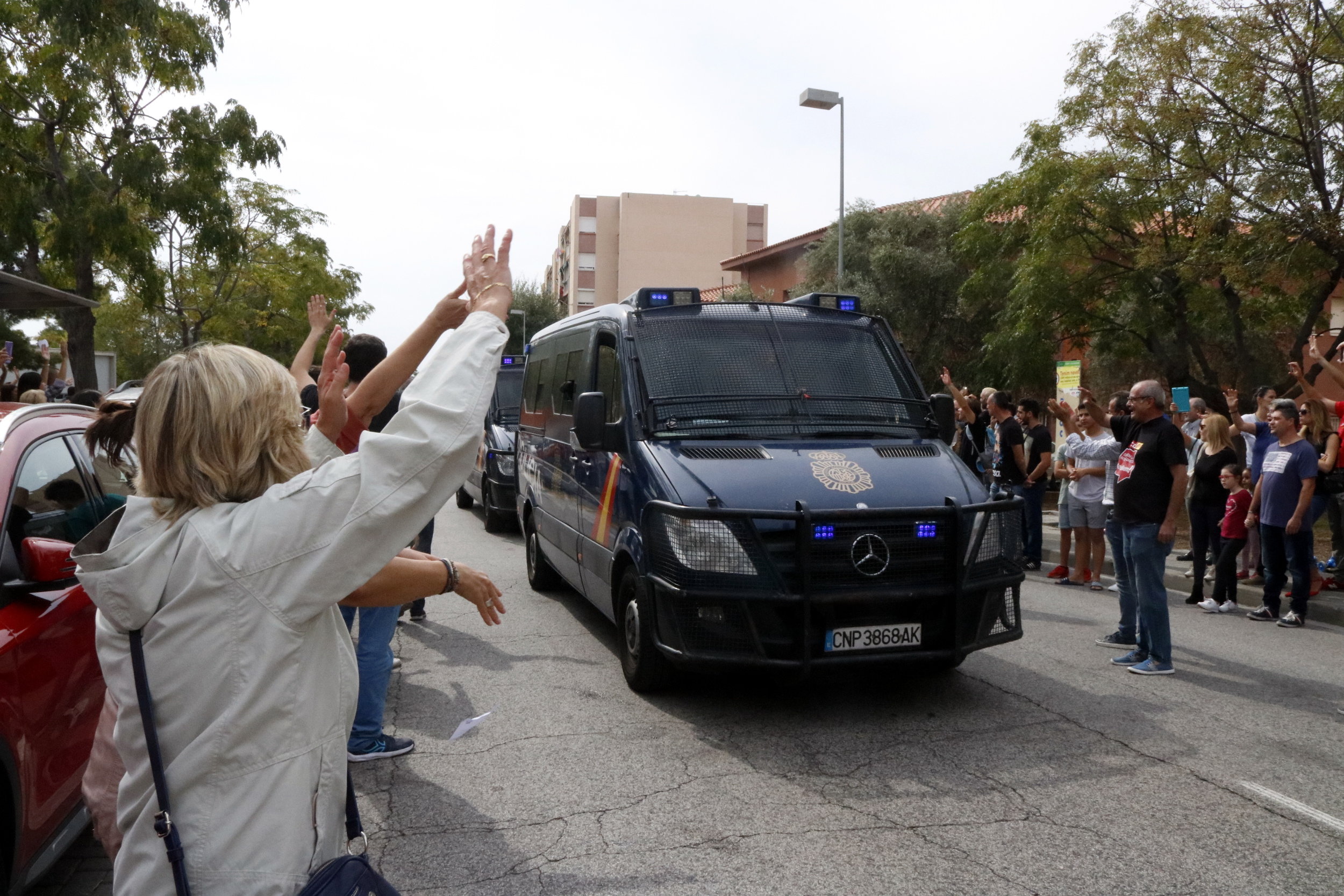 A Spanish police van and some referendum voters on October 1, 2017 in Tarragona (by Roger Segura)