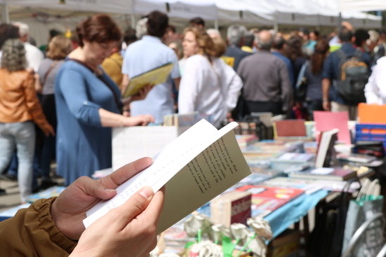 For Sant Jordi, Catalans gift books to their loved ones, resulting in astounding sales every year (by Andrea Zamorano)