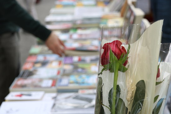 A rose and stands with books: the two protagonists of Sant Jordi (by Andrea Zamorano)