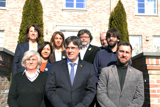 The former Catalan cabinet members Clara Ponsatí, Carles Puigdemont and Toni Comín (front) in Waterloo, Belgium, in February 2019 (by Natàlia Segura)