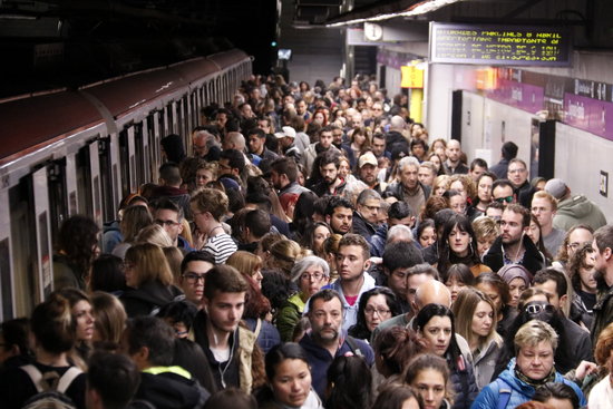 Crowding at a metro station on the L2 line at Sagrada Familia during this morning's strike