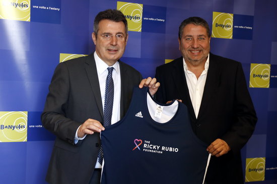 Miquel Noguer (left), the majoy of Banyoles where the Ricky Rubio Foundation will be running its new program, with Esteve Rubio (right), the father of the Catalan NBA star