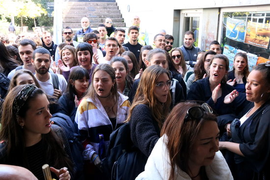 Students try to disrupt a unionist event attended by PP officials at the Autonomous University of Barcelona (by ACN)