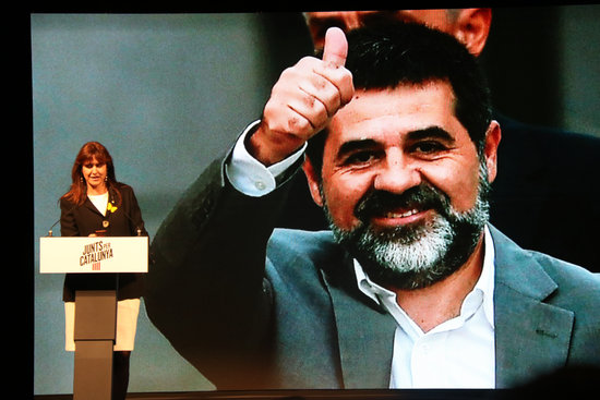 JxCat number 2 in the Spanish general election, Laura Borràs, with a picture of Jordi Sànchez, the party's number 1 (by Bernat Vilaró)