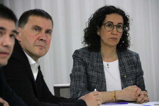 Arnaldo Otegi, left, leader of the EH Bildu party, with Marta Rovira, right, general secretary of Esquerra Republicana
