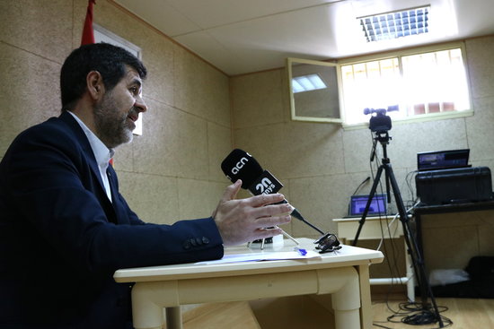 Jordi Sánchez delivers his second press conference live from prison via video link. (Photo: Roger Pi de Cabanyes)