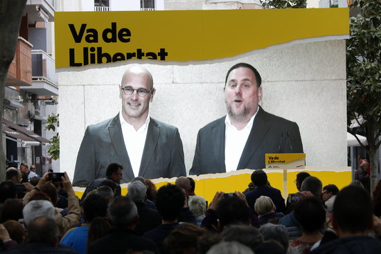 Raül Romeva and Oriol Junqueras appear at a political rally in Cambrils via video link from prison. (Photo: Guillem Roset)