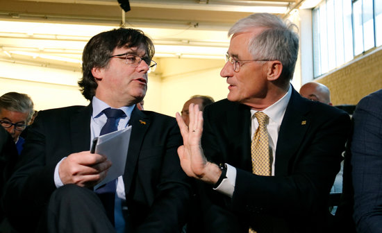 The Catalan president, Carles Puigdemont, with Flanders leader, Geert Bourgeois, in Kortrijk on April 26 (by Natàlia Segura)