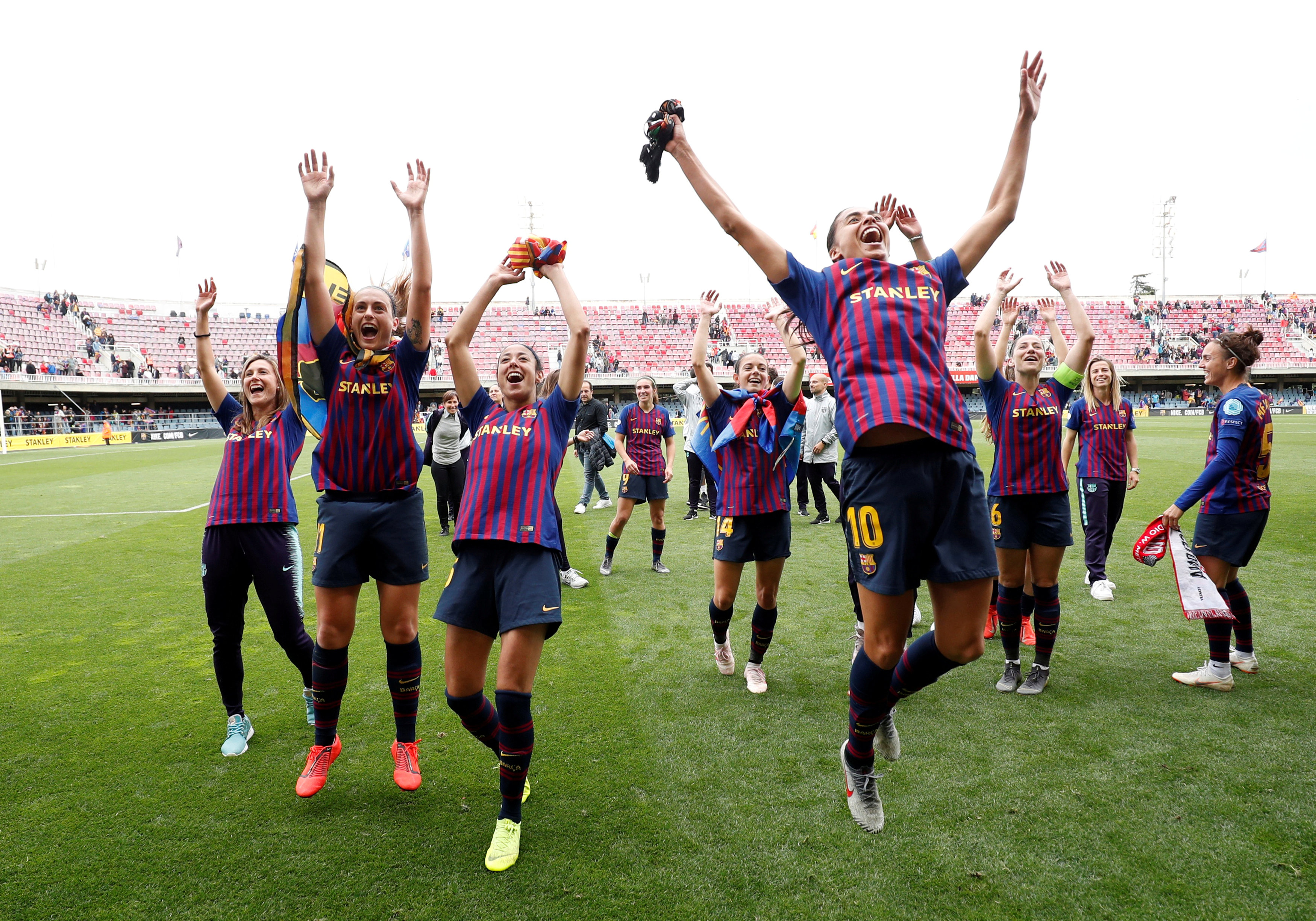 Barça Femení players celebrate reaching the Champions League final. (Photo: Albert Gea)