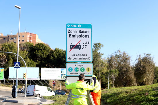A sign indicating a low emissions zone and the resttriction of cars in Barcelona. (Photo: Pol Solà)