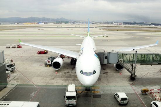 Passengers board the Level airplane ahead of its flight to Santiago, Chile. (Photo: Laura Fíguls)