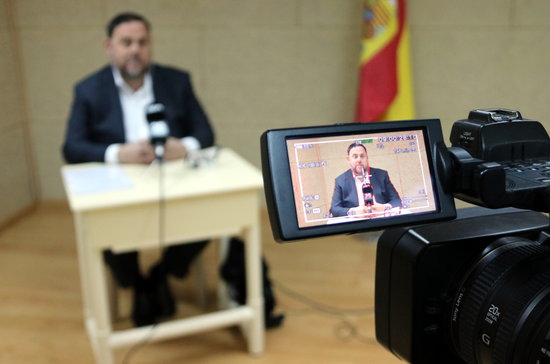 Oriol Junqueras takes part in a press conference via video link fro prison ahead of the Spanish general election. (Photo: Àlex Recolons)
