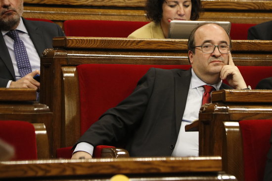 The leader of the Socialist party in Catalonia, Miquel Iceta, sitting in parliament (by ACN)