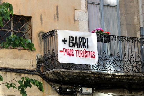 A flag denouncing tourist apartments in Girona city center. (Photo: Xavier Pi)