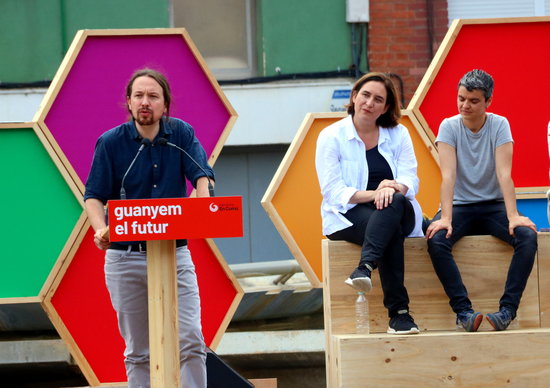 Podemos leader Pablo Iglesias (left) with the Barcelona mayor Ada Colau (centre). Photo: Nazaret Romero