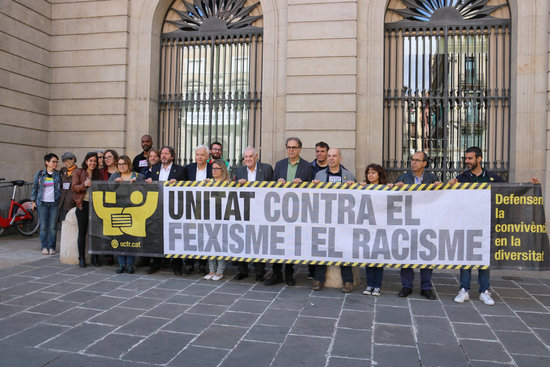 The United Against Fascism and Racism act in front of the Barcelona city hall building. (Photo: Mar Vila)
