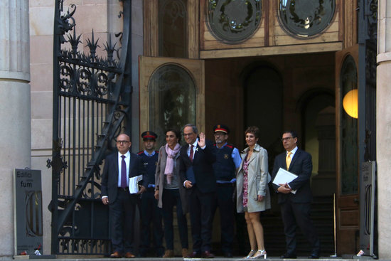 The Catalan president, Quim Torra, with his wife and lawyers, before entering court on May 15, 2019 (by Pol Solà)