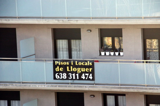 A “for rent” sign for apartments and commercial spaces on a building in Barcelona. (Photo: Mar Martí)