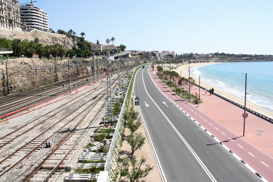 Train lines along the Mediterannean Sea in Tarragona, south Catalonia. (Photo: Eloi Tost)