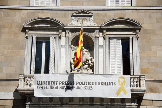 Image of the banner calling for jailed leaders' release outside Catalan government HQ on May 27, 2019 (by Andrea Martínez Gil)