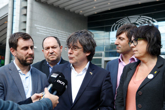 Former Catalan president Carles Puigdemont (center) and former minister Antoni Comín in front of the European Parliament in Brussels (by Natàlia Segura)