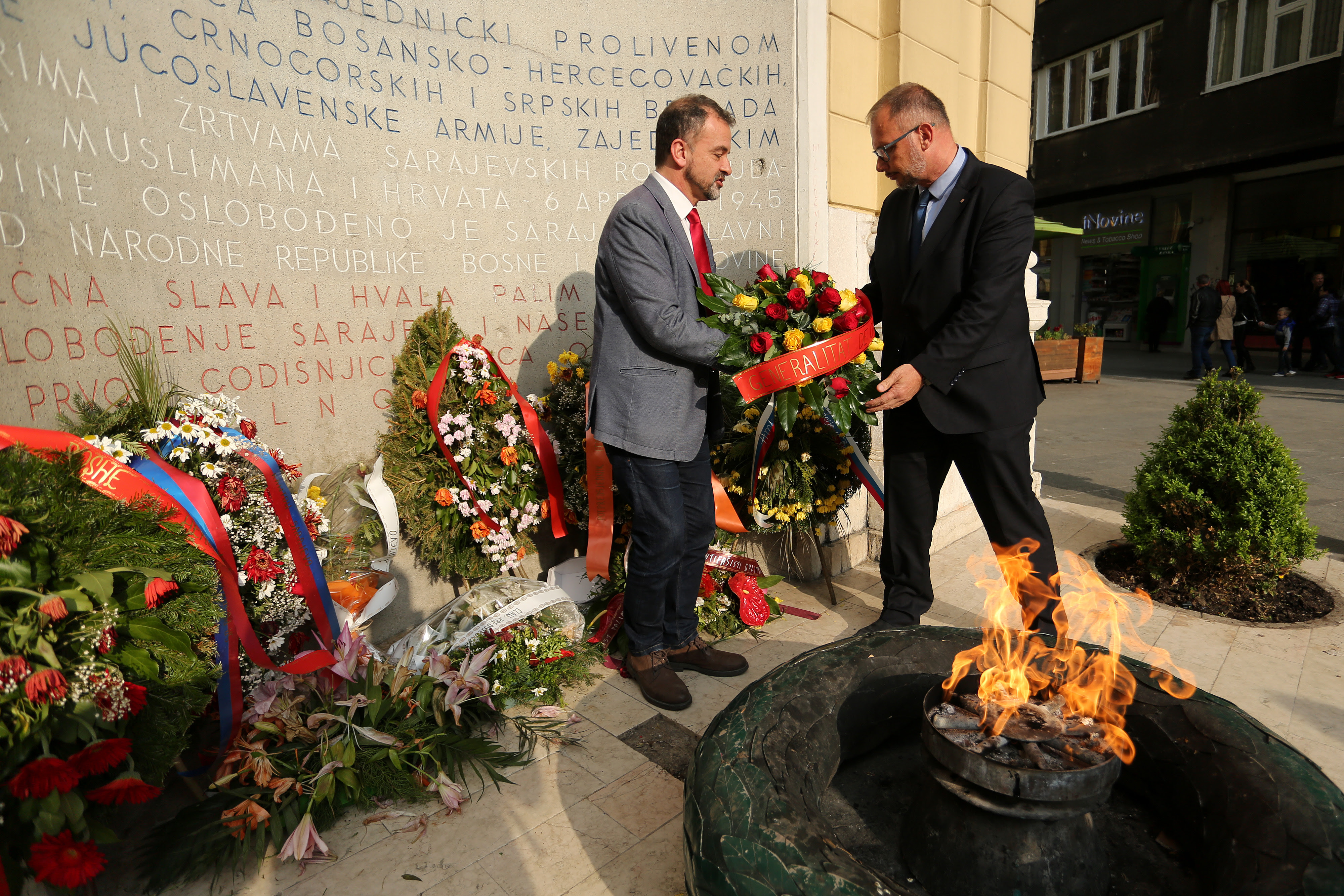Image of the Catalan foreign minister (left), Alfred Bosch, paying tribute to the victims of fascism, and especially Catalan fotographer Jordi Pujol Puente, in Sarajevo, on May 16, 201