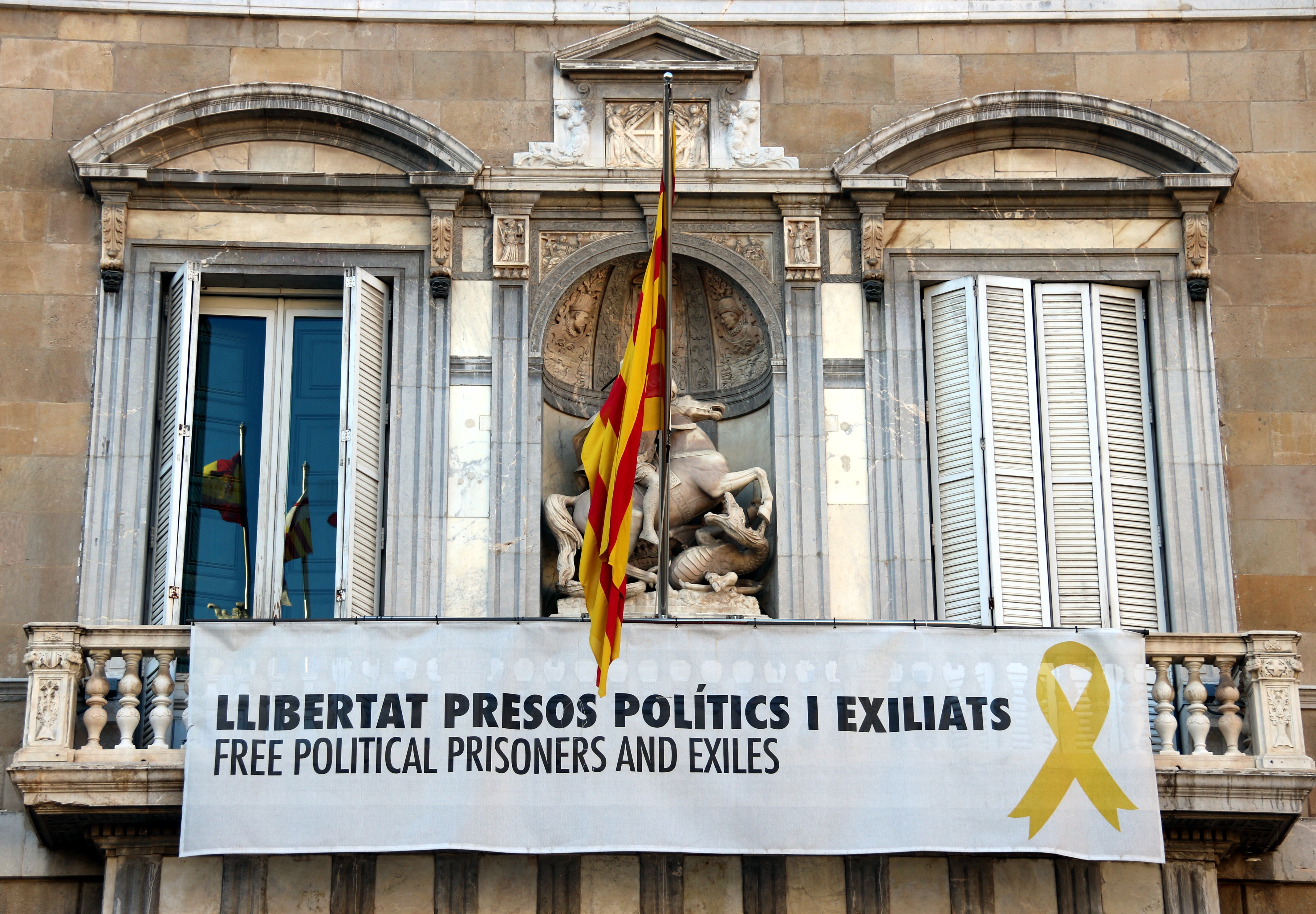 Catalan government headquarters on March 20, with a banner in support of jailed and exiled pro-independence leaders (by Nazaret Romero)