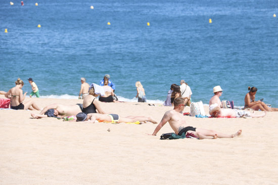 Some tourists sunbathing in Lloret de Mar in May 2019 (by Aleix Freixas)