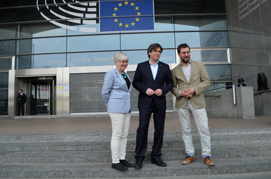 Carles Puigdemont, center, stands alongside Clara Ponsantí, left, and Toni Comín, right, at the front doors of the European Parliament. (Photo: Blanca Blay) 