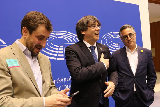 Former Catalan president Carles Puigdemont (center) accompanied by his former minister Toni Comín (left) and the former MEP Ramon Tremosa (by ACN)