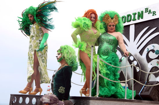 A carriage with several people parading in colorful dresses in 2019 Sitges Pride parade (by Pol Solà)