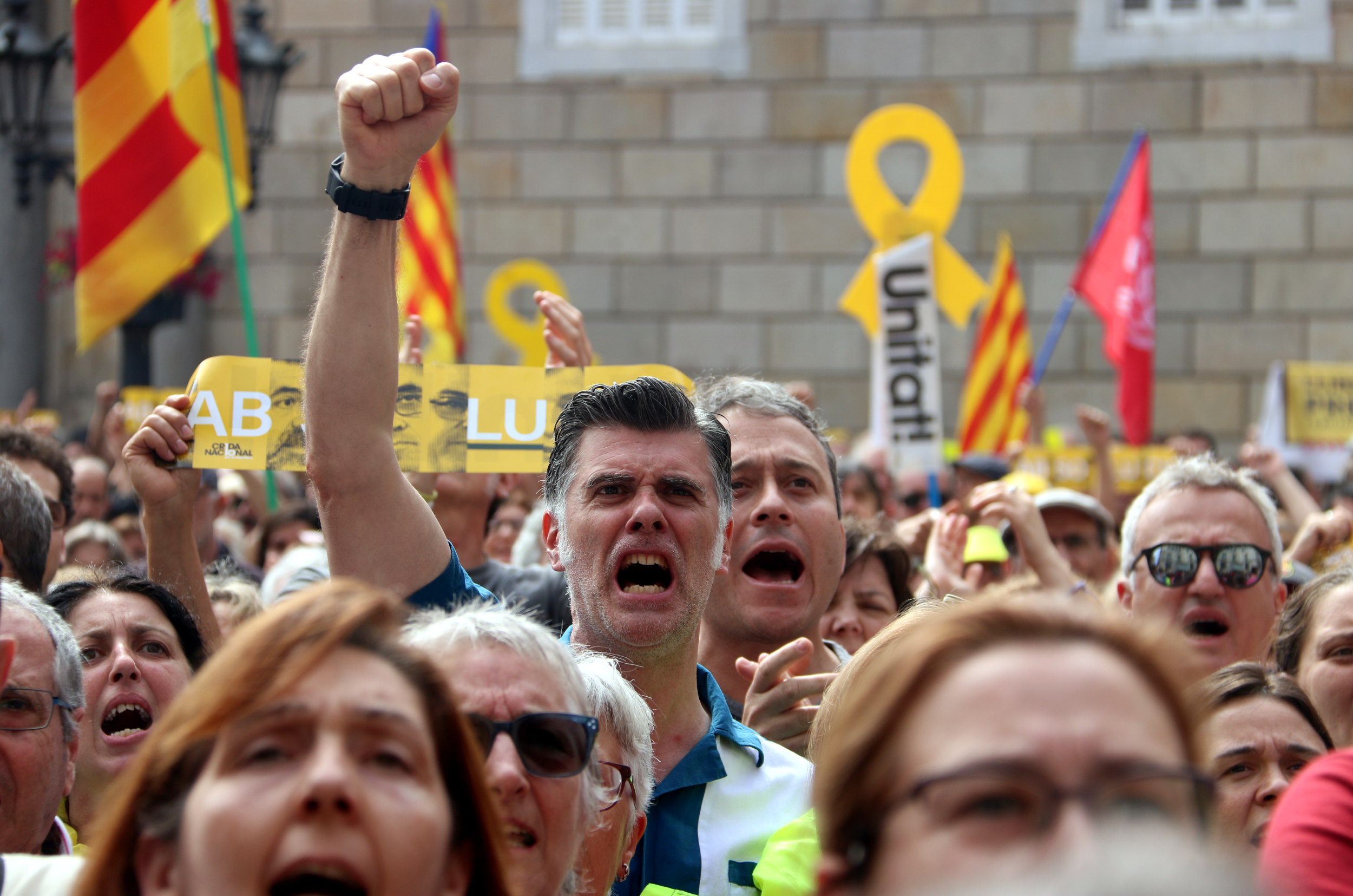 Pro-independence supporters outside of the Barcelona city council (by Pau Cortina)