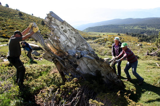 Workers carrying out the clean up operation of the plane that emergency landed in the Pyrenees in 1964. (Photo: Albert Lijarcio)