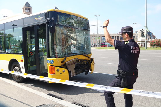 Image of a damaged bus in Espanya square, Barcelona, on June 20, 2019 (by Elisenda Rosanas)