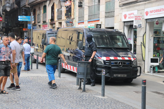 Catalan police in the Raval neighborhood, in the city center of Barcelona (by Miquel Codolar)