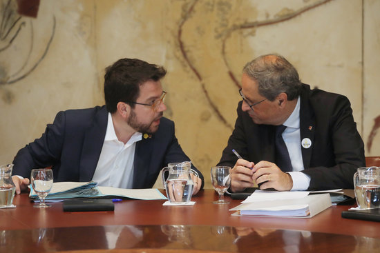 President Quim Torra (right) speaks with Pere Aragonès (left) during a government meeting. (Photo: Rubén Moreno)