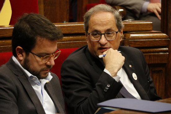 Catalan president Quim Torra sitting in parliament (by Marta Sierra)